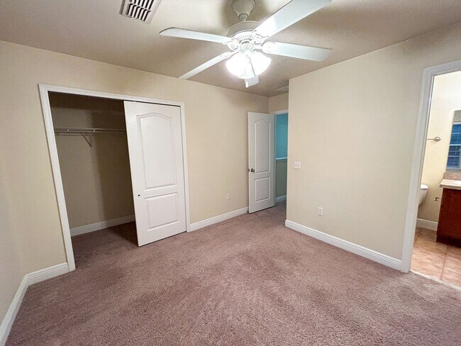 Building Photo - Chase Hollow #101