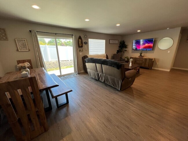 Building Photo - 3 bed/2 bath rambler style home! Double ga...