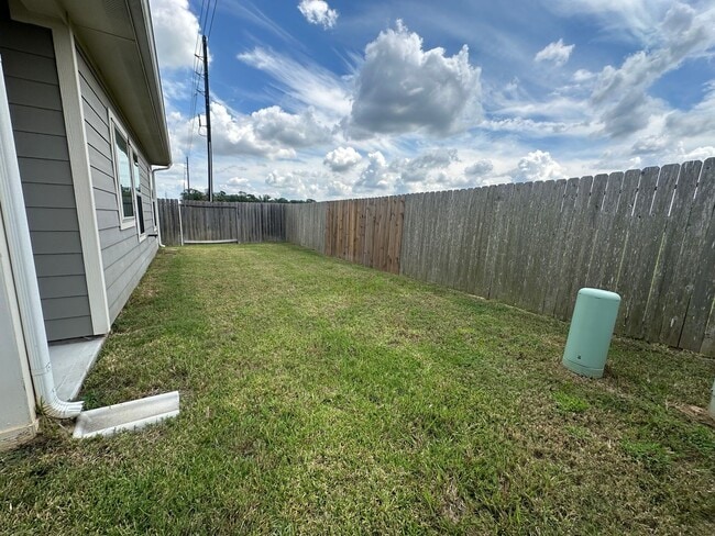Building Photo - For Lease | 3 Bed, 2 Bath | 1,487 Sq Ft | ...