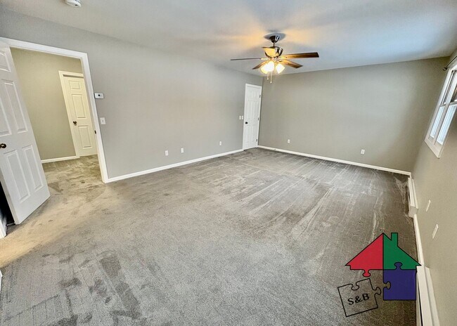 Building Photo - Modern 3 Bedroom 2.5 Bathroom Shelburne Apartment!