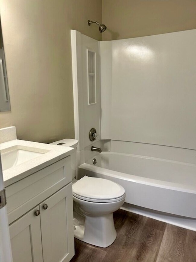 Building Photo - Available Beautifully Renovated Bungalow!