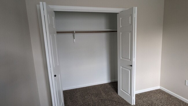 Building Photo - 3 Bed 2.5 Townhome