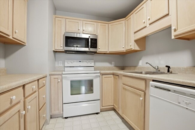 Building Photo - 2BR/2BA Condo in Chesterview | Open Layout, Deck & Community Pool