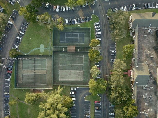 Building Photo - 3720 Inverrary Dr