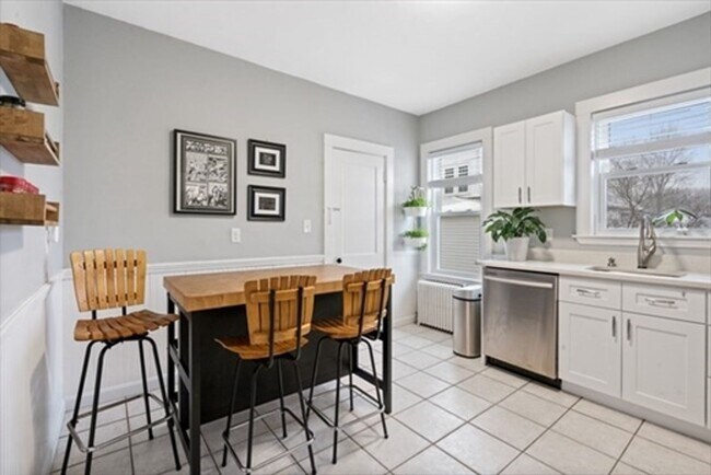 Building Photo - Parking - Free Laundry - Deck - Yard