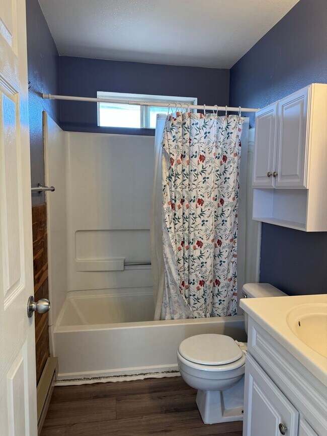 Building Photo - 660 Thistle Dr