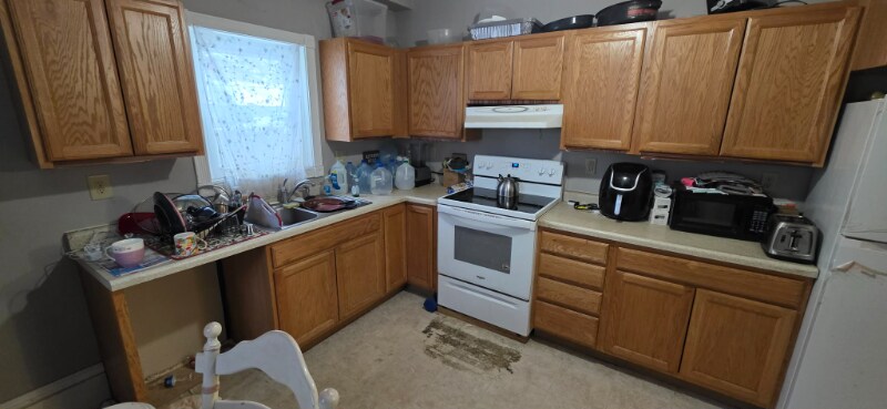 Building Photo - 994 Reaney Ave E