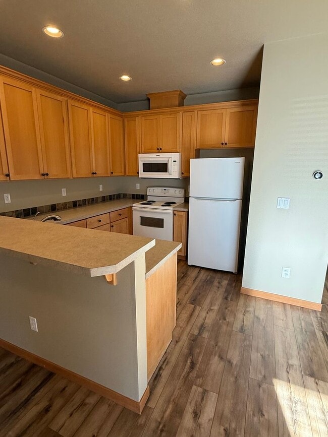 Building Photo - Beautifully Refurbished and updated Townhome style Home in Southeast Portland