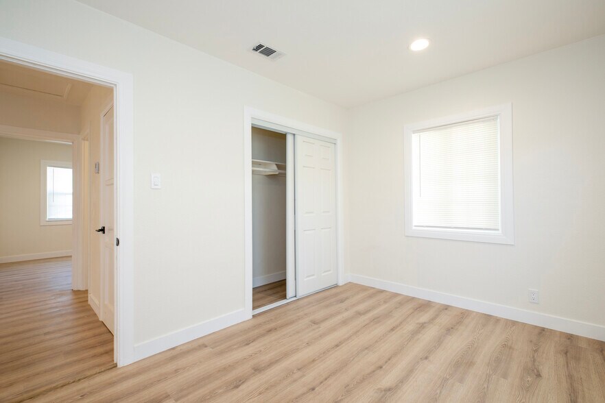 Building Photo - 7912 Vineland Ave