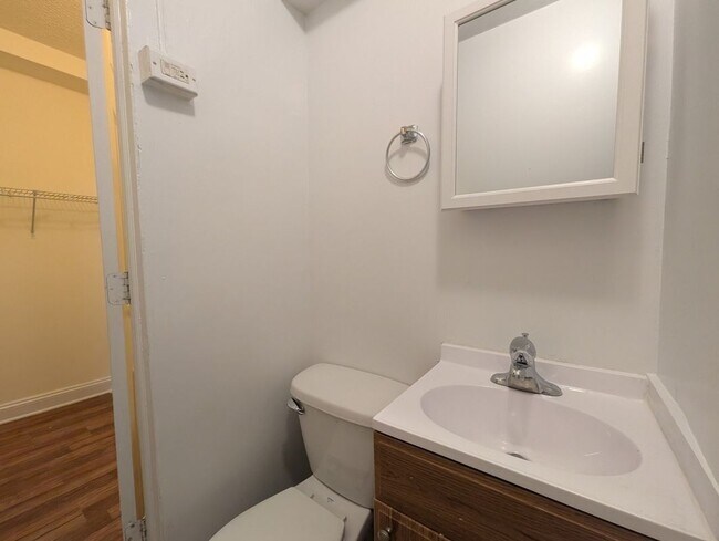 Building Photo - 5417 N Kenmore Ave