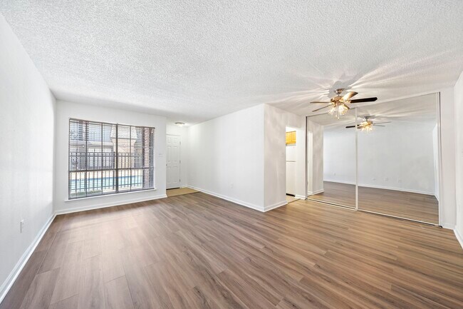 Building Photo - 711 Holiday Dr