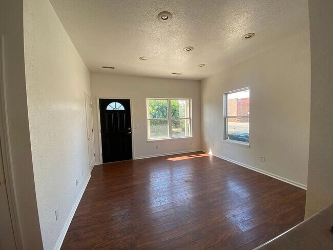 Building Photo - 404 S Marion St