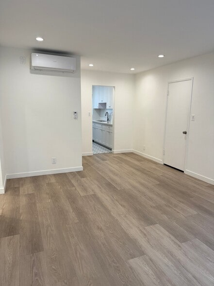 Building Photo - 2140 Beachwood Dr