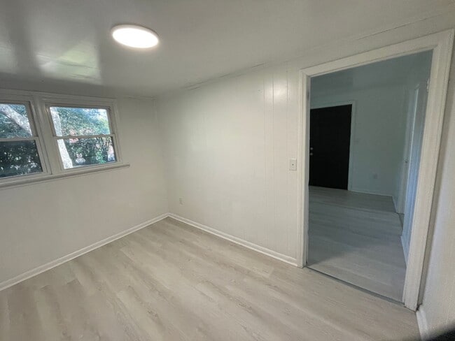 Building Photo - 3 bedroom 1 bathroom house available