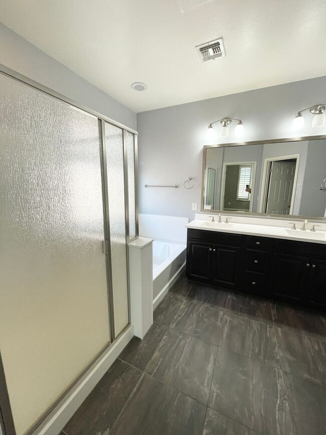Building Photo - Beautiful 4 Bedroom Single Level Home Loca...