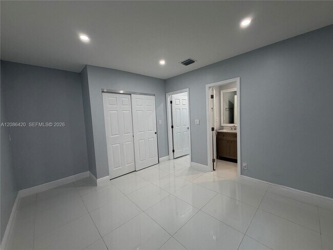 Building Photo - 335 NE 168th St