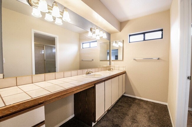 Building Photo - Great 2 Bedroom Condo