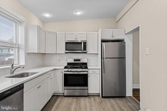 Building Photo - 716 E Railroad Ave