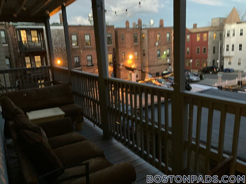 Building Photo - 8 Carmel St