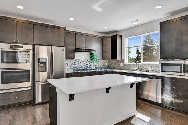 Building Photo - Spacious 5 bedrooms and 3 bathrooms Cul-de...