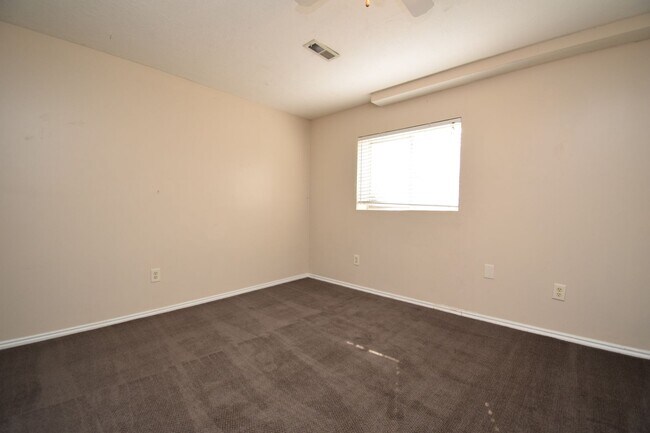 Building Photo - Spacious 5 Bed 2 Bath Home in West Jordan!