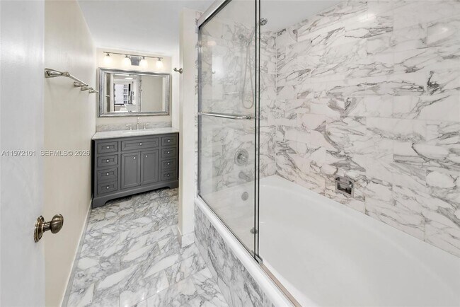 Building Photo - 2555 Collins Ave