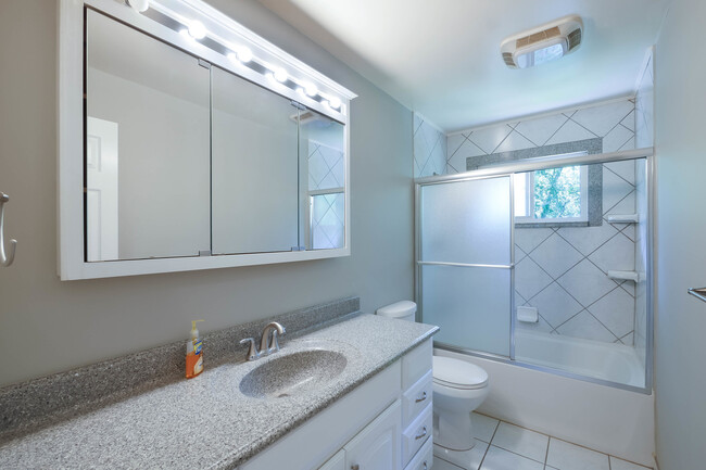 Building Photo - Renovated Singe Family Bi-Level near South...