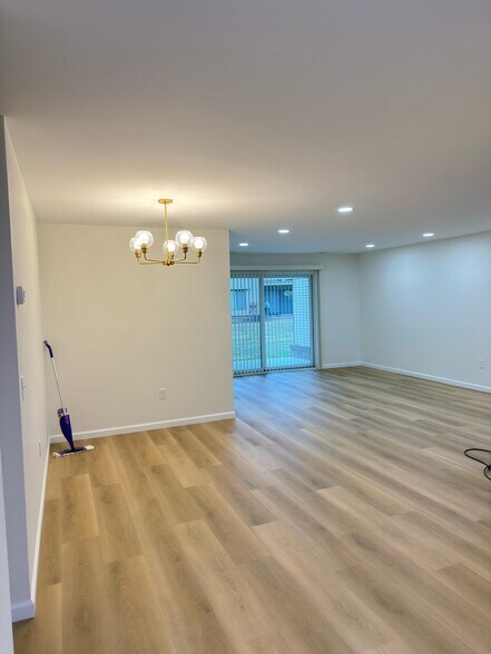 Building Photo - 6619 Ridgefield Cir