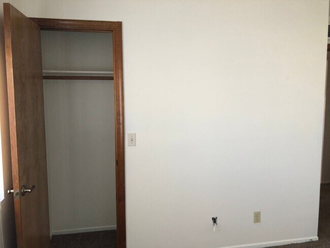Building Photo - 2 BR Condo in gated community with many ut...