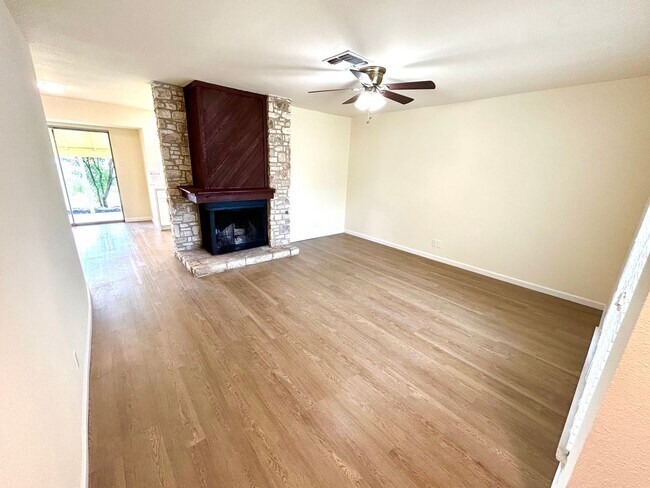 Building Photo - **COMING SOON** Newly Renovated 3 Bedroom ...