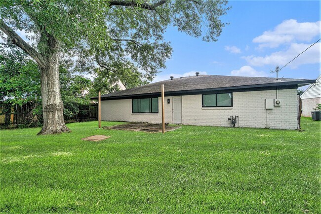 Building Photo - 12215 Hillcroft St