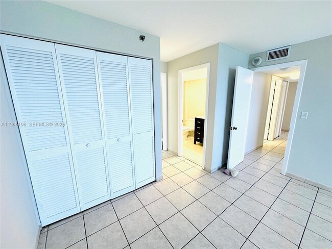 Building Photo - 2555 Collins Ave