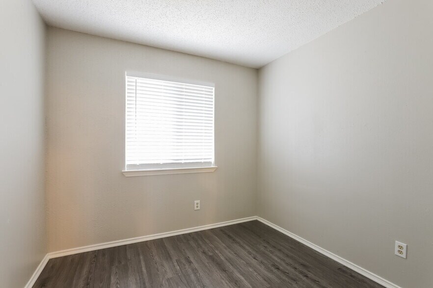 Building Photo - 6395 Crossway Dr