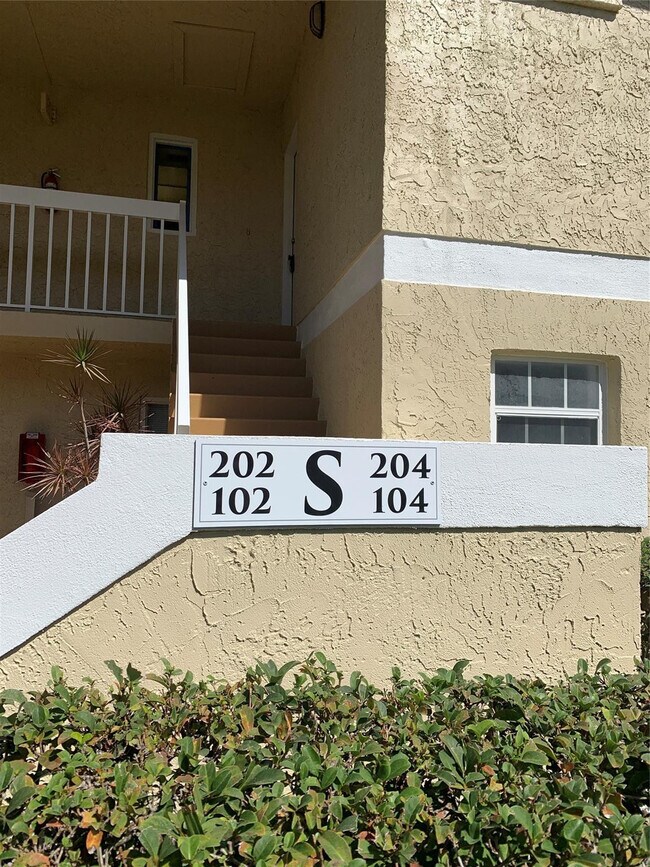 Building Photo - 1560 SE Royal Green Cir