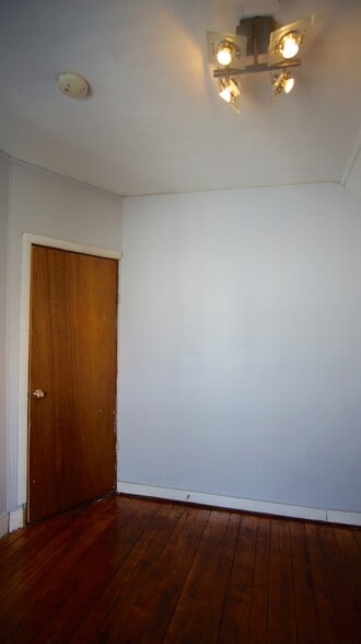 Building Photo - 48 America St