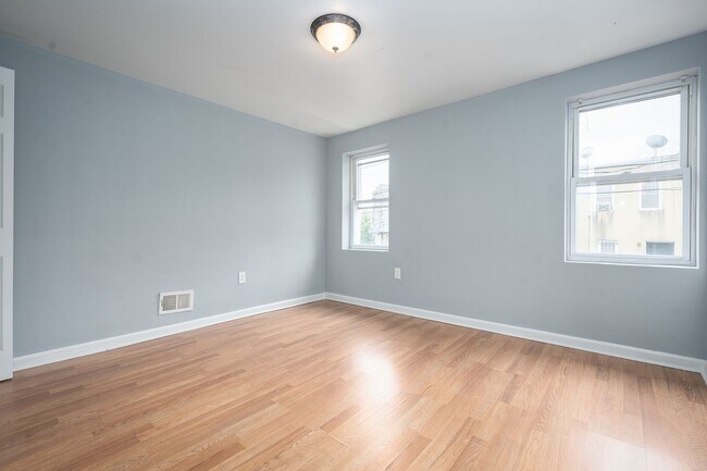 Building Photo - Two Bedroom Rental for Immediate Move In West Baltimore