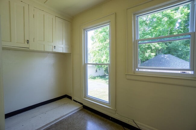 Building Photo - Spacious Single Family Home Available 8/1/26