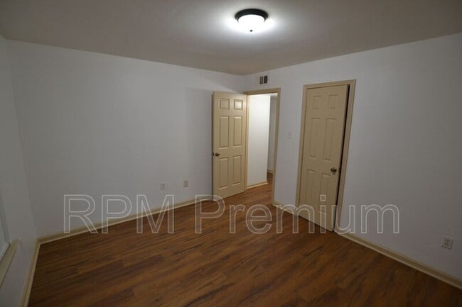 Building Photo - 947-957 Grebe St