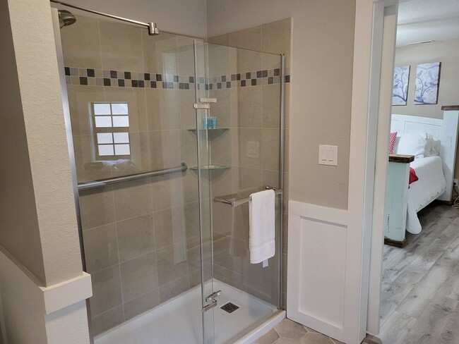 Master bathroom - 13934 Pyramid Dr