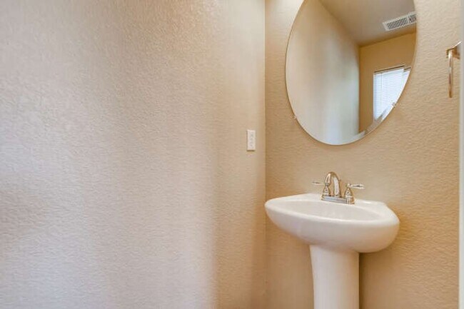 Building Photo - Evolve Real Estate: Available November 1 U...