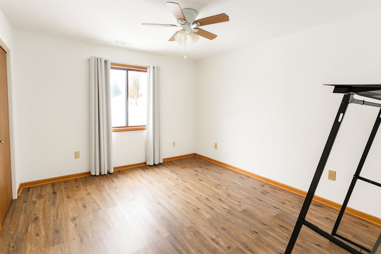 Building Photo - 460 Echo Ln