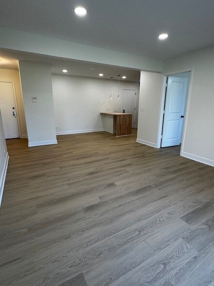 Building Photo - 10365 Dearlove Rd