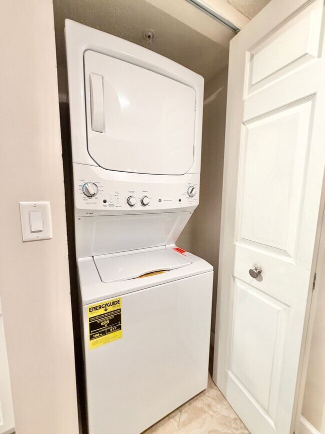 Building Photo - ** NAPOLI ** 2 BED / 1 BATH - CONDO - GREA...