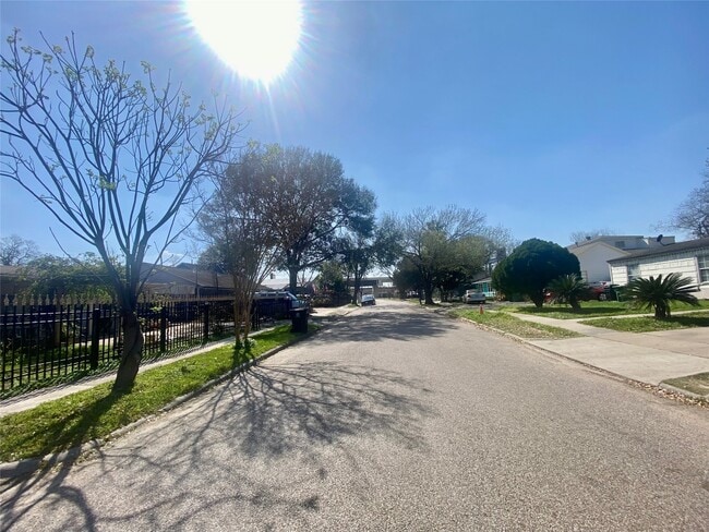 Building Photo - 6518 Linden St