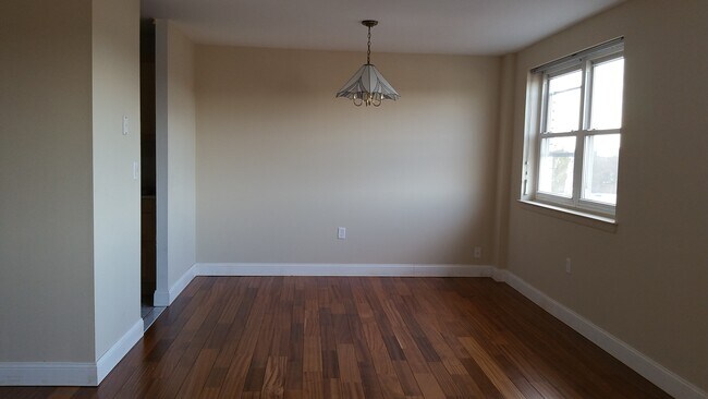 Dining area - 893 Farmington Ave