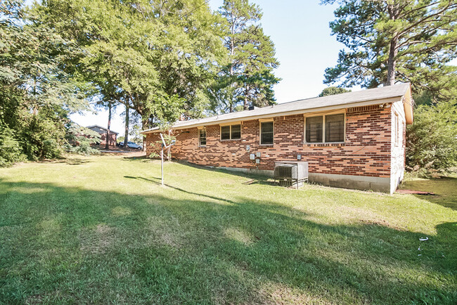 Building Photo - Great Home located in Ellenwood