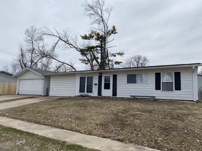 Building Photo - 605 Hillview Dr
