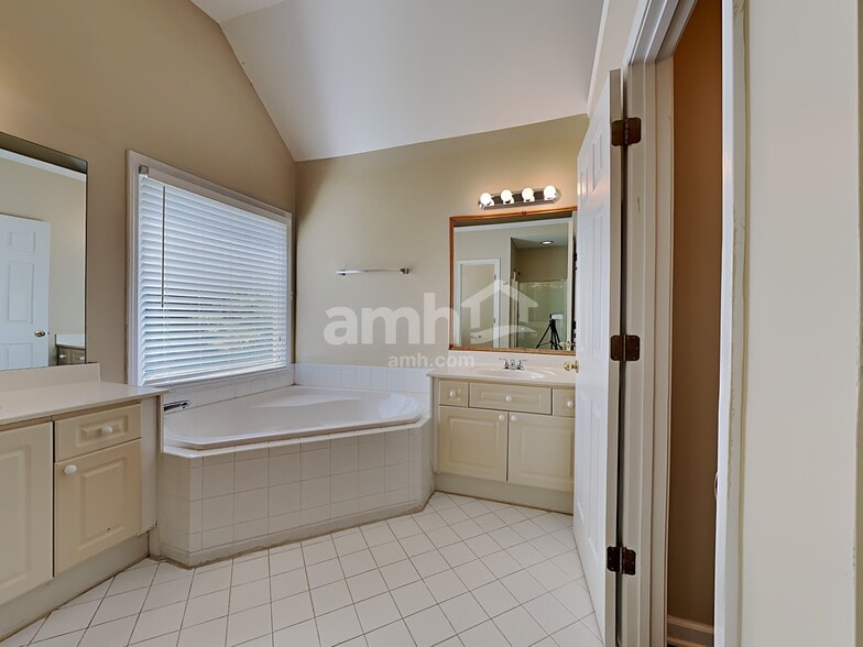 Building Photo - 4821 Thicket Path NW