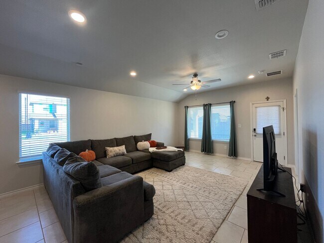 Building Photo - RANCHO VISTA CORNER LOT HOME! DOG FRIENDLY