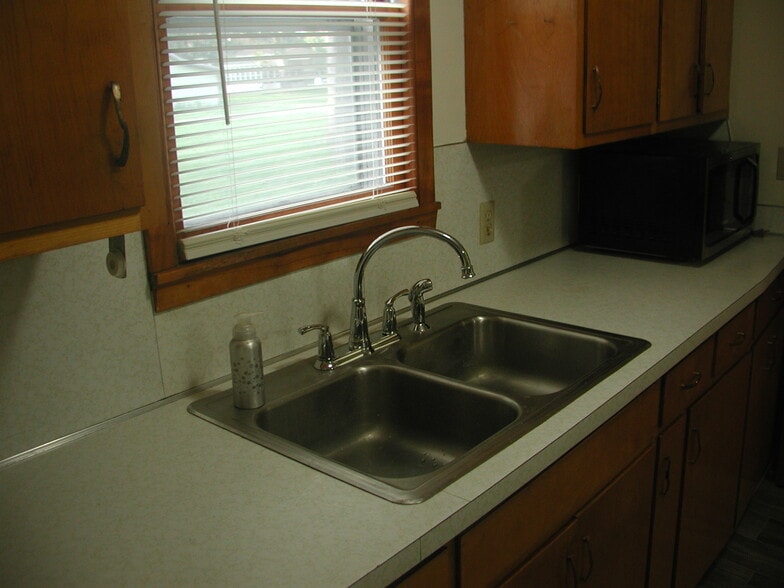 Building Photo - 241 E Ronning Ave